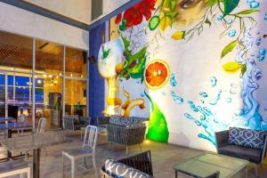 Posezení v ubytování TRYP by Wyndham San Luis Potosi Hotel & Suites