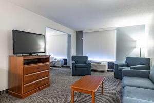 A seating area at Wingate by Wyndham Parkersburg - Vienna