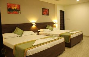 Cama ou camas em um quarto em Hotel Grand Gaayatris