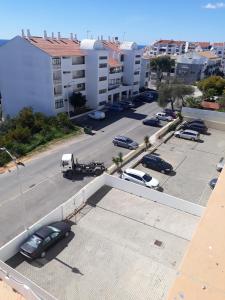 an aerial view of a parking lot next to a building at cantinho do mar in Albufeira