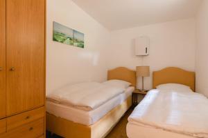 pokój z 2 łóżkami w pokoju w obiekcie Ferienhaus Panoramablick w mieście Niedersalwey