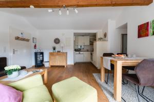 ein Wohnzimmer mit einem Tisch und einer Küche in der Unterkunft Ferienhaus Panoramablick in Niedersalwey