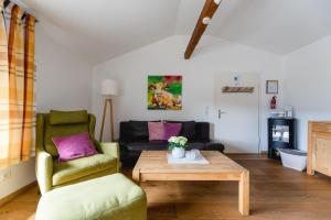 ein Wohnzimmer mit 2 Stühlen und einem Couchtisch in der Unterkunft Ferienhaus Panoramablick in Niedersalwey