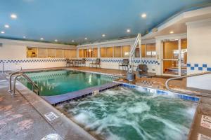 una gran piscina en un edificio con una gran piscina en Comfort Inn & Suites North Dallas-Addison, en Dallas