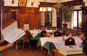 Reštaurácia alebo iné gastronomické zariadenie v ubytovaní Hotel Lukashansl