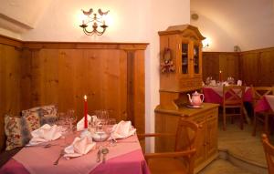 Reštaurácia alebo iné gastronomické zariadenie v ubytovaní Hotel Lukashansl
