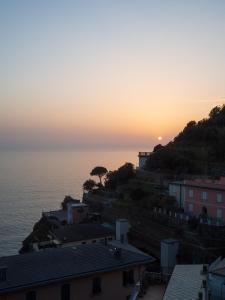 a view of the sunset from a city at Le Terrazze di katia apartment in Riomaggiore