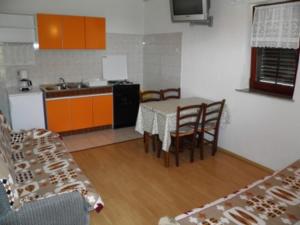 Kuchyňa alebo kuchynka v ubytovaní APARTMAN MIRJANA 7a