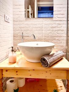 ein Badezimmer mit einem weißen Waschbecken auf einem Holztisch in der Unterkunft CERO Brasov in Braşov