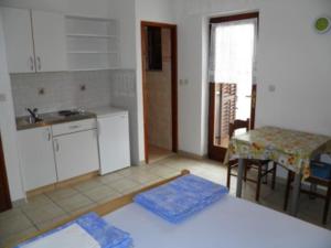 Kuchyňa alebo kuchynka v ubytovaní APARTMAN MIRJANA 7a