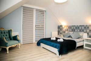 Un pat sau paturi într-o cameră la Zajazd Bombonierka