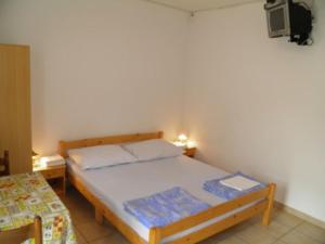 Posteľ alebo postele v izbe v ubytovaní APARTMAN MIRJANA 7a