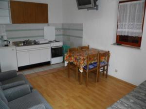 Kuchyňa alebo kuchynka v ubytovaní APARTMAN MIRJANA 7a