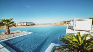 een groot zwembad naast een strand bij Azul Beach Resort Montenegro by Karisma - All Inclusive in Ulcinj