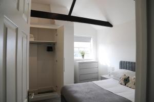 Postelja oz. postelje v sobi nastanitve Letting Serviced Apartments - Guards View, Windsor