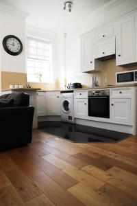 Kuhinja oz. manjša kuhinja v nastanitvi Letting Serviced Apartments - Guards View, Windsor