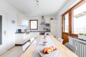 Landhaus Mettenberg في إسلوهي: مطبخ وغرفة طعام مع طاولة وكراسي