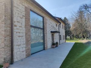 una vista exterior de un edificio de ladrillo con una gran puerta de cristal en Bertesina325, en Vicenza