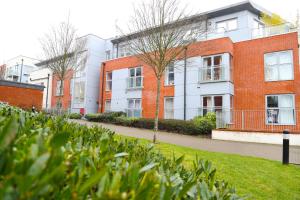 eine Reihe von Backstein-Wohnhäusern mit einem Bürgersteig in der Unterkunft Letting Serviced Apartments - Central St Albans in St Albans