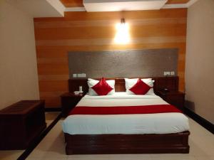 Postel nebo postele na pokoji v ubytování Hotel Jyothis Regency