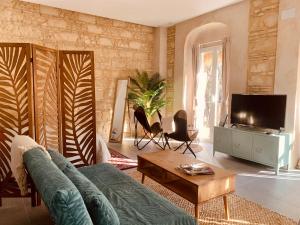 a living room with a couch and a tv at Feel the Sherry experience2 by Musgo in Jerez de la Frontera