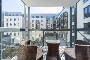 En balkon eller terrasse på Browar Gdański by Renters