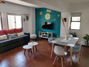 uma sala de estar com um sofá e uma mesa em DEPARTAMENTO a 5 cuadras de la Av Aristides - Ubicacion super privilegiada em Mendoza