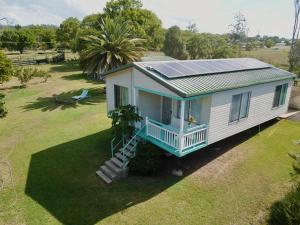 una vista aérea de una casa con techo solar en Gaia Vida River Cottage, en Lowood