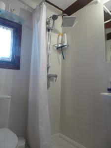 y baño con ducha y cortina de ducha. en Casa Rural Rudron, en Valdelateja