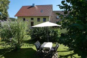 NittenauにあるFerienwohnung Schindlerの庭の傘下のテーブルと椅子