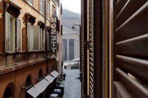 ローマにあるDomna Luxury Suitesの二棟の路地