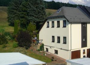 - une vue aérienne sur une maison blanche dans l'établissement Gästehaus Jeremias, à Königstein