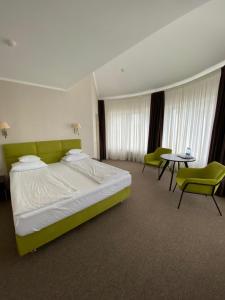 Katil atau katil-katil dalam bilik di Crystal Hotel