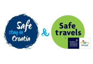 zwei Aufkleber mit den Worten "sicher bleiben in Croatia und sichere Reisen" in der Unterkunft Hotel Garden Istra Plava Laguna in Umag