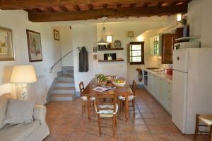 eine Küche und ein Wohnzimmer mit einem Tisch und einem Sofa in der Unterkunft Pera in Roccalbegna
