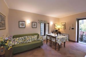 un soggiorno con divano e tavolo di Basilico a Gaiole in Chianti