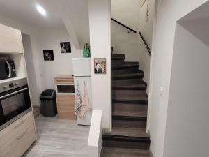 pasillo con escalera en una cocina con escalera en Gîte du ruisseau, en Nissan-lez-Enserune