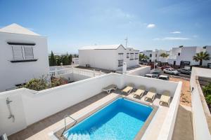 a swimming pool on the roof of a house at Casa Oasis in Tías