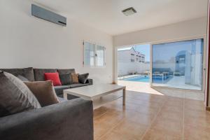 a living room with a couch and a table at Casa Oasis in Tías