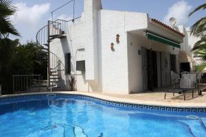 Der Swimmingpool an oder in der Nähe von Riumar "Noella", 200m to beach, private pool, On-Site-Service, dog beach