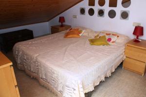 Posteľ alebo postele v izbe v ubytovaní Riumar "Migjorn", 50m to beach, private pool, On-Site-Service, dog beach