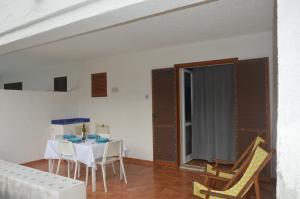 Casa Luvi في فولكانو: غرفة طعام مع طاولة وكراسي