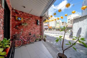 una bicicleta estacionada en un lado de un edificio de ladrillo en Summer Tree Homestay, en Tainan