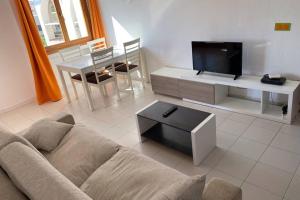 Μια τηλεόραση ή/και κέντρο ψυχαγωγίας στο Apartamento Portobello