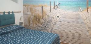 1 dormitorio con un mural de playa en Casa Sandy, en Cefalú