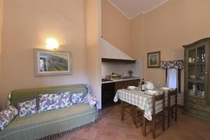 salon z kanapą i stołem w obiekcie Salvia w mieście Gaiole in Chianti