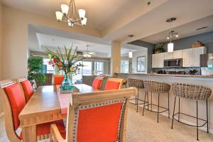 Fotografie z fotogalerie ubytování Pool Access Waterfront Lake Ozark Condo with Patio v destinaci Lake Ozark