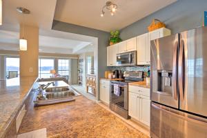 Fotografie z fotogalerie ubytování Pool Access Waterfront Lake Ozark Condo with Patio v destinaci Lake Ozark