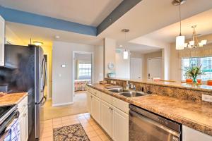 Fotografie z fotogalerie ubytování Pool Access Waterfront Lake Ozark Condo with Patio v destinaci Lake Ozark + 29 fotografií