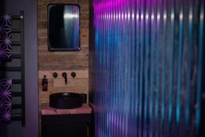 bagno con doccia, lavandino e specchio di 31B Urban Stays a Norwich